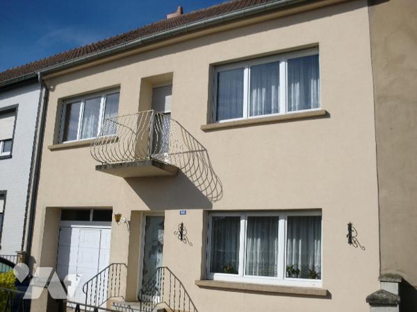 Une maison généreuse de bonne situation, autoroutière et tertiaire