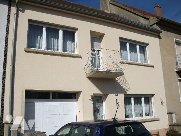 Une maison généreuse de bonne situation, autoroutière et tertiaire