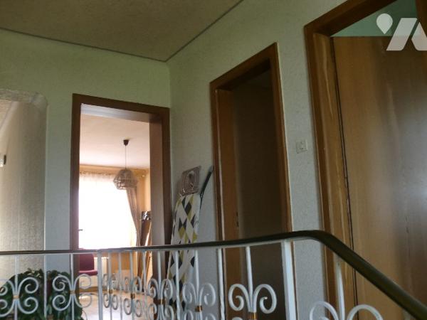 Une maison généreuse de bonne situation, autoroutière et tertiaire