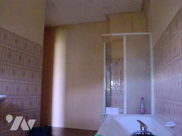 Une maison généreuse de bonne situation, autoroutière et tertiaire