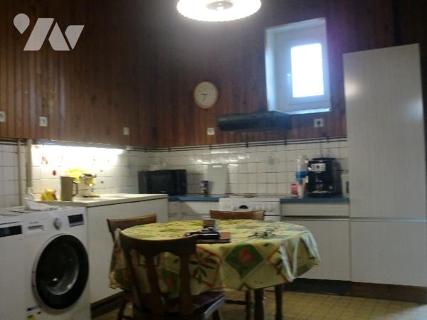 Une maison généreuse de bonne situation, autoroutière et tertiaire