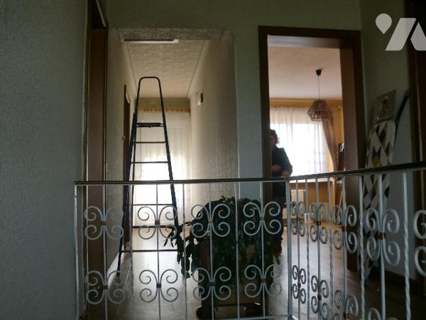 Une maison généreuse de bonne situation, autoroutière et tertiaire