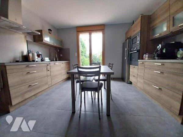 Maison à vendre à Vitré à 3 km du centre-ville

À seulement 3 km du centre-ville de Vitré, dé...