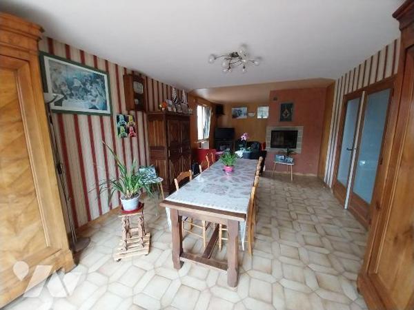 Maison à vendre à Vitré à 3 km du centre-ville

À seulement 3 km du centre-ville de Vitré, dé...