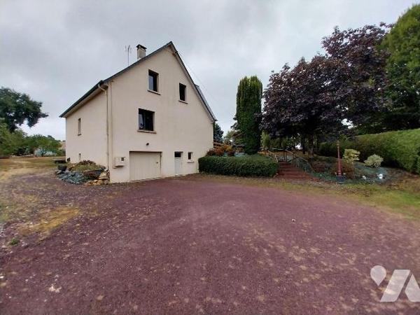 Maison à vendre à Vitré à 3 km du centre-ville

À seulement 3 km du centre-ville de Vitré, dé...