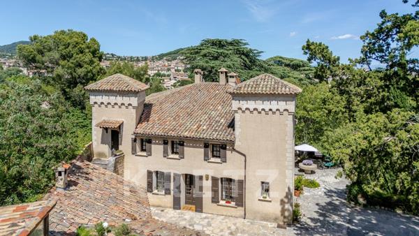 Superbe château de caractère de 468 m², implanté sur un magnifique terrain paysager de 8 178 m², à p