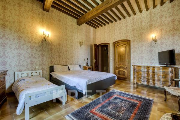 Superbe château de caractère de 468 m², implanté sur un magnifique terrain paysager de 8 178 m², à p