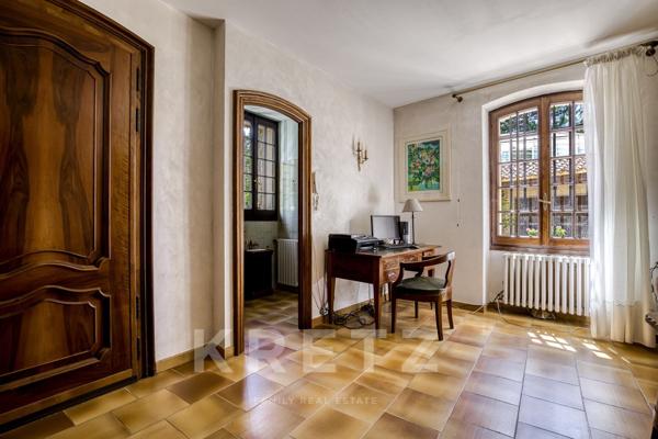 Superbe château de caractère de 468 m², implanté sur un magnifique terrain paysager de 8 178 m², à p