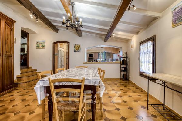 Superbe château de caractère de 468 m², implanté sur un magnifique terrain paysager de 8 178 m², à p