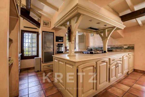 Superbe château de caractère de 468 m², implanté sur un magnifique terrain paysager de 8 178 m², à p
