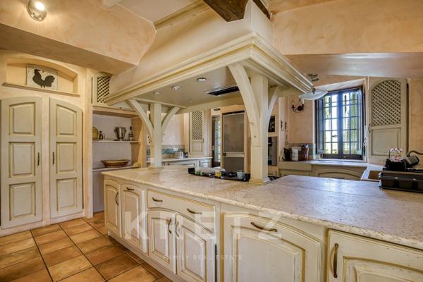 Superbe château de caractère de 468 m², implanté sur un magnifique terrain paysager de 8 178 m², à p