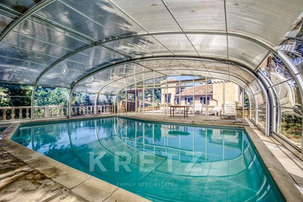 Superbe château de caractère de 468 m², implanté sur un magnifique terrain paysager de 8 178 m², à p