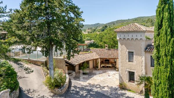 Superbe château de caractère de 468 m², implanté sur un magnifique terrain paysager de 8 178 m², à p