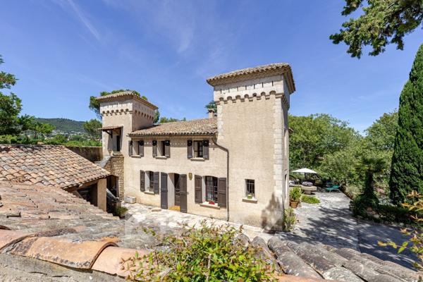 Superbe château de caractère de 468 m², implanté sur un magnifique terrain paysager de 8 178 m², à p