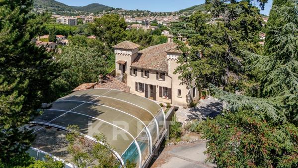 Superbe château de caractère de 468 m², implanté sur un magnifique terrain paysager de 8 178 m², à p