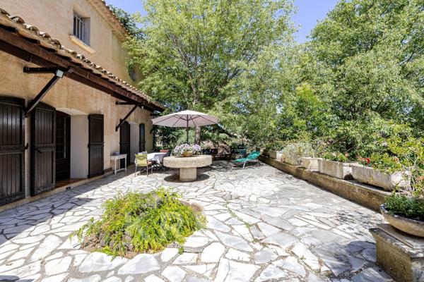 Superbe château de caractère de 468 m², implanté sur un magnifique terrain paysager de 8 178 m², à p