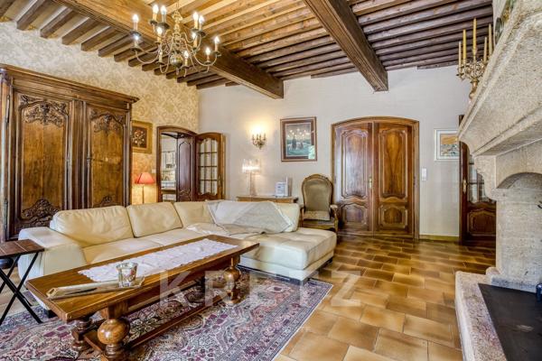 Superbe château de caractère de 468 m², implanté sur un magnifique terrain paysager de 8 178 m², à p