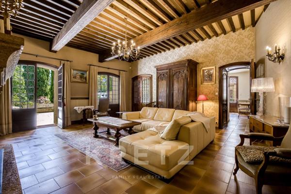 Superbe château de caractère de 468 m², implanté sur un magnifique terrain paysager de 8 178 m², à p