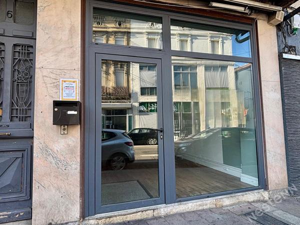 AGEN CENTRE VILLE - LOCAL COMMERCIAL A VENDRE DE 105 m² SITUE SUR UN AXE PASSANT AVEC VITRINE