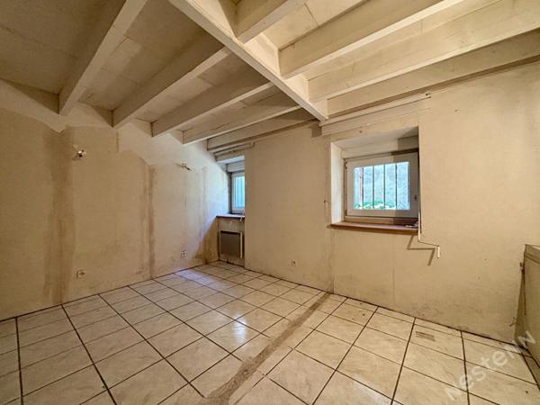 AGEN CENTRE VILLE - LOCAL COMMERCIAL A VENDRE DE 105 m² SITUE SUR UN AXE PASSANT AVEC VITRINE