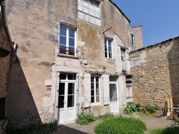 Maison à restaurer à vendre à Marans en Charente-Maritime (17230), ref : VD/592   
centre