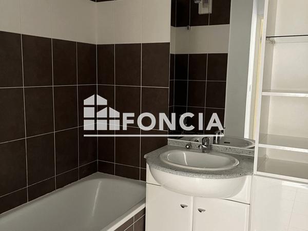 Location Appartement 2 pièces 42.1 m² - 1/25 RUE DES SICAUDS Saint Michel 16470