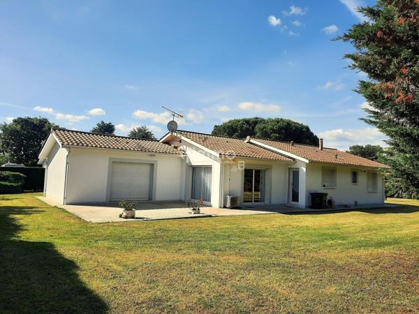 Maison lumineuse aux volumes généreux dans un écrin de verdure