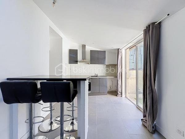 Situé à moins de 15 minutes à pied du centre-ville et à moins de 20 minutes de la gare, cet appartement bénéficie d’un emplacement idéal au cœur de la commune. Vous trouverez à proximité toutes les commodités nécessaires au quotidien : supermarchés, professionnels de santé, établissements scolaires de la maternelle au lycée, ainsi que des possibilités d’études supérieures. Les transports en commun et les commerces de proximité sont également facilement accessibles.

Poussez la porte et découvrez une agréable pièce de vie desservant une chambre spacieuse et lumineuse, bénéficiant de rangements. L’appartement dispose également d’une cuisine aménagée et équipée, d’une salle d’eau, d’un WC indépendant ainsi que d’un débarras.

Pour compléter ce bien, vous profiterez d’une grande terrasse privative avec appentis, ainsi que d’une cave privative, offrant des espaces de rangement supplémentaires.

N’hésitez pas à me contacter pour obtenir davantage d’informations ou pour organiser une visite.