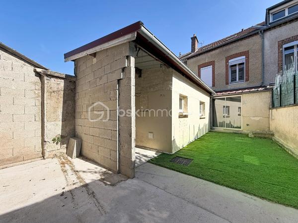 Situé à moins de 15 minutes à pied du centre-ville et à moins de 20 minutes de la gare, cet appartement bénéficie d’un emplacement idéal au cœur de la commune. Vous trouverez à proximité toutes les commodités nécessaires au quotidien : supermarchés, professionnels de santé, établissements scolaires de la maternelle au lycée, ainsi que des possibilités d’études supérieures. Les transports en commun et les commerces de proximité sont également facilement accessibles.

Poussez la porte et découvrez une agréable pièce de vie desservant une chambre spacieuse et lumineuse, bénéficiant de rangements. L’appartement dispose également d’une cuisine aménagée et équipée, d’une salle d’eau, d’un WC indépendant ainsi que d’un débarras.

Pour compléter ce bien, vous profiterez d’une grande terrasse privative avec appentis, ainsi que d’une cave privative, offrant des espaces de rangement supplémentaires.

N’hésitez pas à me contacter pour obtenir davantage d’informations ou pour organiser une visite.
