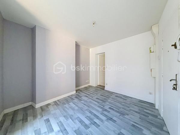 Situé à moins de 15 minutes à pied du centre-ville et à moins de 20 minutes de la gare, cet appartement bénéficie d’un emplacement idéal au cœur de la commune. Vous trouverez à proximité toutes les commodités nécessaires au quotidien : supermarchés, professionnels de santé, établissements scolaires de la maternelle au lycée, ainsi que des possibilités d’études supérieures. Les transports en commun et les commerces de proximité sont également facilement accessibles.

Poussez la porte et découvrez une agréable pièce de vie desservant une chambre spacieuse et lumineuse, bénéficiant de rangements. L’appartement dispose également d’une cuisine aménagée et équipée, d’une salle d’eau, d’un WC indépendant ainsi que d’un débarras.

Pour compléter ce bien, vous profiterez d’une grande terrasse privative avec appentis, ainsi que d’une cave privative, offrant des espaces de rangement supplémentaires.

N’hésitez pas à me contacter pour obtenir davantage d’informations ou pour organiser une visite.