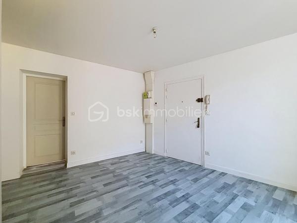 Situé à moins de 15 minutes à pied du centre-ville et à moins de 20 minutes de la gare, cet appartement bénéficie d’un emplacement idéal au cœur de la commune. Vous trouverez à proximité toutes les commodités nécessaires au quotidien : supermarchés, professionnels de santé, établissements scolaires de la maternelle au lycée, ainsi que des possibilités d’études supérieures. Les transports en commun et les commerces de proximité sont également facilement accessibles.

Poussez la porte et découvrez une agréable pièce de vie desservant une chambre spacieuse et lumineuse, bénéficiant de rangements. L’appartement dispose également d’une cuisine aménagée et équipée, d’une salle d’eau, d’un WC indépendant ainsi que d’un débarras.

Pour compléter ce bien, vous profiterez d’une grande terrasse privative avec appentis, ainsi que d’une cave privative, offrant des espaces de rangement supplémentaires.

N’hésitez pas à me contacter pour obtenir davantage d’informations ou pour organiser une visite.