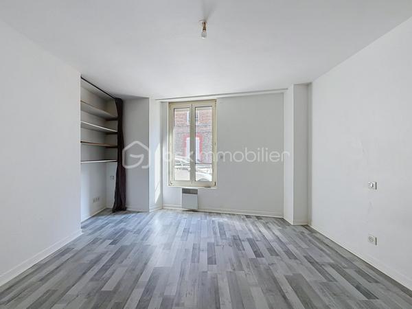 Situé à moins de 15 minutes à pied du centre-ville et à moins de 20 minutes de la gare, cet appartement bénéficie d’un emplacement idéal au cœur de la commune. Vous trouverez à proximité toutes les commodités nécessaires au quotidien : supermarchés, professionnels de santé, établissements scolaires de la maternelle au lycée, ainsi que des possibilités d’études supérieures. Les transports en commun et les commerces de proximité sont également facilement accessibles.

Poussez la porte et découvrez une agréable pièce de vie desservant une chambre spacieuse et lumineuse, bénéficiant de rangements. L’appartement dispose également d’une cuisine aménagée et équipée, d’une salle d’eau, d’un WC indépendant ainsi que d’un débarras.

Pour compléter ce bien, vous profiterez d’une grande terrasse privative avec appentis, ainsi que d’une cave privative, offrant des espaces de rangement supplémentaires.

N’hésitez pas à me contacter pour obtenir davantage d’informations ou pour organiser une visite.