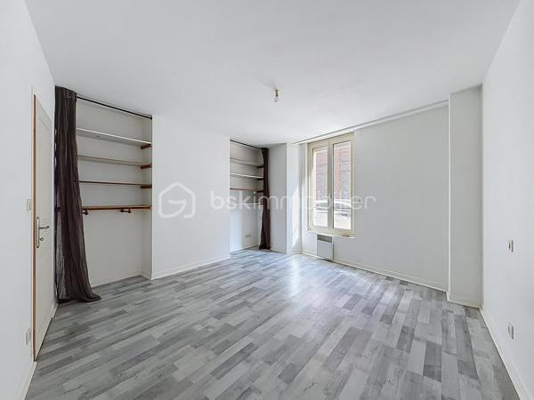 Situé à moins de 15 minutes à pied du centre-ville et à moins de 20 minutes de la gare, cet appartement bénéficie d’un emplacement idéal au cœur de la commune. Vous trouverez à proximité toutes les commodités nécessaires au quotidien : supermarchés, professionnels de santé, établissements scolaires de la maternelle au lycée, ainsi que des possibilités d’études supérieures. Les transports en commun et les commerces de proximité sont également facilement accessibles.

Poussez la porte et découvrez une agréable pièce de vie desservant une chambre spacieuse et lumineuse, bénéficiant de rangements. L’appartement dispose également d’une cuisine aménagée et équipée, d’une salle d’eau, d’un WC indépendant ainsi que d’un débarras.

Pour compléter ce bien, vous profiterez d’une grande terrasse privative avec appentis, ainsi que d’une cave privative, offrant des espaces de rangement supplémentaires.

N’hésitez pas à me contacter pour obtenir davantage d’informations ou pour organiser une visite.