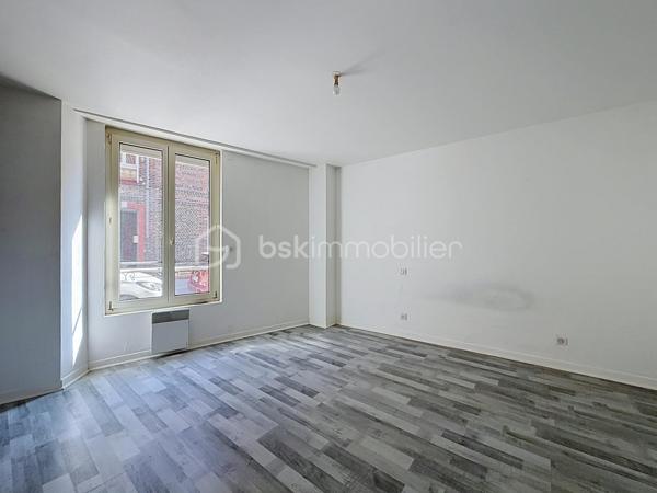 Situé à moins de 15 minutes à pied du centre-ville et à moins de 20 minutes de la gare, cet appartement bénéficie d’un emplacement idéal au cœur de la commune. Vous trouverez à proximité toutes les commodités nécessaires au quotidien : supermarchés, professionnels de santé, établissements scolaires de la maternelle au lycée, ainsi que des possibilités d’études supérieures. Les transports en commun et les commerces de proximité sont également facilement accessibles.

Poussez la porte et découvrez une agréable pièce de vie desservant une chambre spacieuse et lumineuse, bénéficiant de rangements. L’appartement dispose également d’une cuisine aménagée et équipée, d’une salle d’eau, d’un WC indépendant ainsi que d’un débarras.

Pour compléter ce bien, vous profiterez d’une grande terrasse privative avec appentis, ainsi que d’une cave privative, offrant des espaces de rangement supplémentaires.

N’hésitez pas à me contacter pour obtenir davantage d’informations ou pour organiser une visite.
