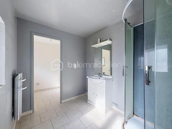 Situé à moins de 15 minutes à pied du centre-ville et à moins de 20 minutes de la gare, cet appartement bénéficie d’un emplacement idéal au cœur de la commune. Vous trouverez à proximité toutes les commodités nécessaires au quotidien : supermarchés, professionnels de santé, établissements scolaires de la maternelle au lycée, ainsi que des possibilités d’études supérieures. Les transports en commun et les commerces de proximité sont également facilement accessibles.

Poussez la porte et découvrez une agréable pièce de vie desservant une chambre spacieuse et lumineuse, bénéficiant de rangements. L’appartement dispose également d’une cuisine aménagée et équipée, d’une salle d’eau, d’un WC indépendant ainsi que d’un débarras.

Pour compléter ce bien, vous profiterez d’une grande terrasse privative avec appentis, ainsi que d’une cave privative, offrant des espaces de rangement supplémentaires.

N’hésitez pas à me contacter pour obtenir davantage d’informations ou pour organiser une visite.