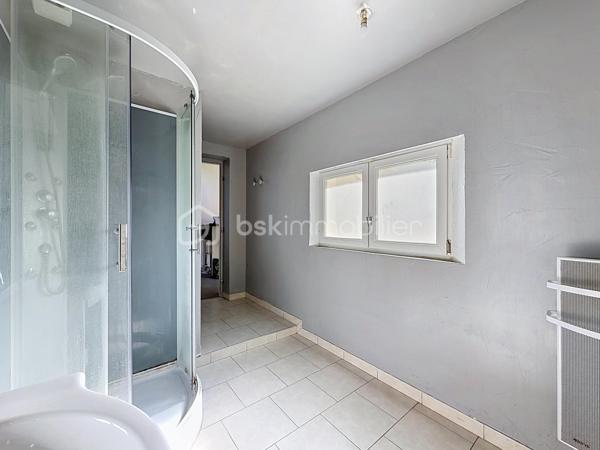 Situé à moins de 15 minutes à pied du centre-ville et à moins de 20 minutes de la gare, cet appartement bénéficie d’un emplacement idéal au cœur de la commune. Vous trouverez à proximité toutes les commodités nécessaires au quotidien : supermarchés, professionnels de santé, établissements scolaires de la maternelle au lycée, ainsi que des possibilités d’études supérieures. Les transports en commun et les commerces de proximité sont également facilement accessibles.

Poussez la porte et découvrez une agréable pièce de vie desservant une chambre spacieuse et lumineuse, bénéficiant de rangements. L’appartement dispose également d’une cuisine aménagée et équipée, d’une salle d’eau, d’un WC indépendant ainsi que d’un débarras.

Pour compléter ce bien, vous profiterez d’une grande terrasse privative avec appentis, ainsi que d’une cave privative, offrant des espaces de rangement supplémentaires.

N’hésitez pas à me contacter pour obtenir davantage d’informations ou pour organiser une visite.