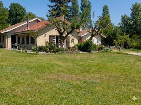 Maison plain pied de 130m² , dépendances et très grand terrain