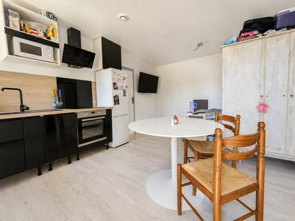 Maison plain pied de 130m² , dépendances et très grand terrain