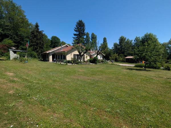 Maison plain pied de 130m² , dépendances et très grand terrain