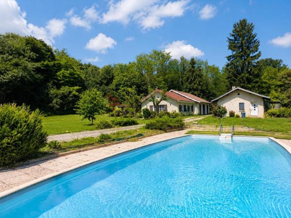 Maison plain pied de 130m² , dépendances et très grand terrain