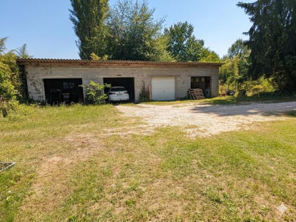 Maison plain pied de 130m² , dépendances et très grand terrain