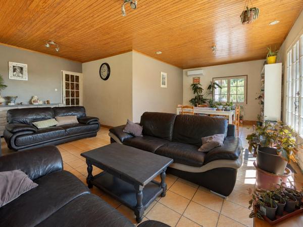 Maison plain pied de 130m² , dépendances et très grand terrain