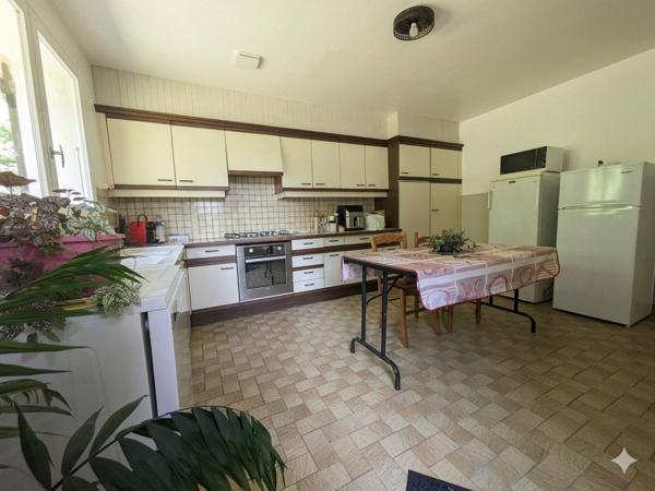 Maison plain pied de 130m² , dépendances et très grand terrain