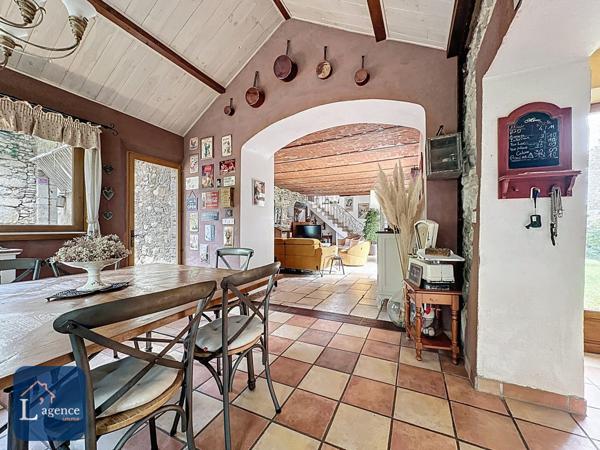 Ancien corps de ferme du XIX siécle avec maison d'hôtes