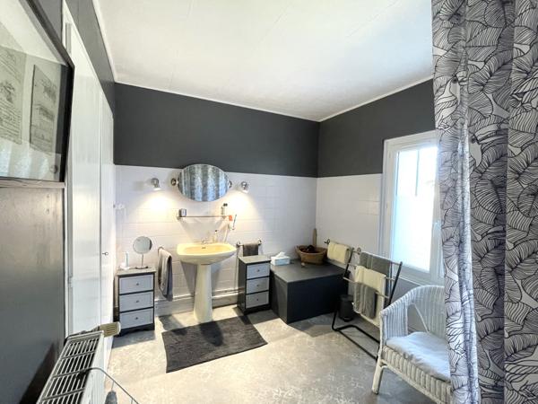 Maison 3 chambres, double salon, dépendances, garage 125m2