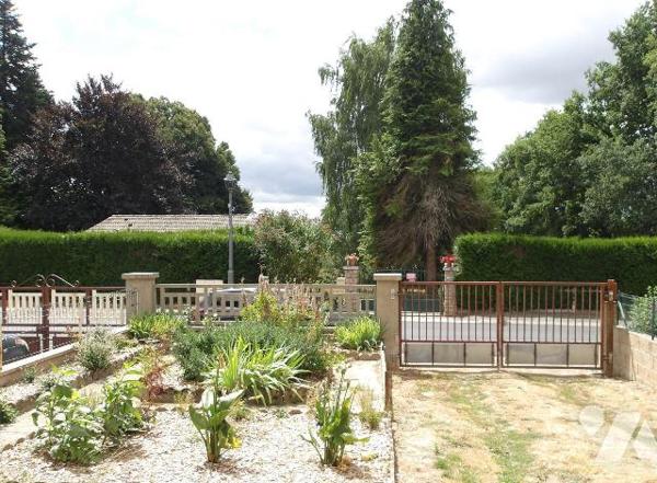 BETETE (23) CREUSE, A vendre maison élevée sur sous-sol, composé d'un garage avec partie chauff...