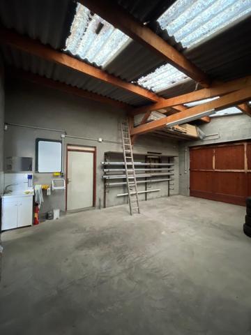 ENTREPÔT AVEC TERRAIN CONSTRUCTIBLE EN ZONE ARTISANALE – CESSIEU (38110)