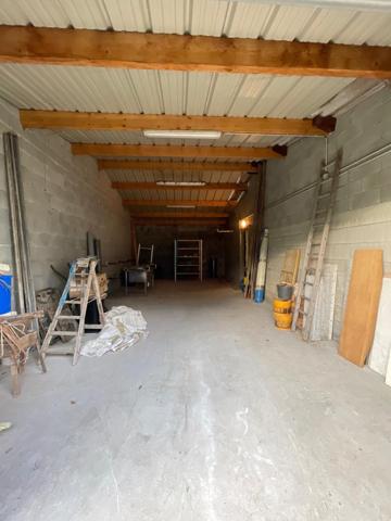 ENTREPÔT AVEC TERRAIN CONSTRUCTIBLE EN ZONE ARTISANALE – CESSIEU (38110)