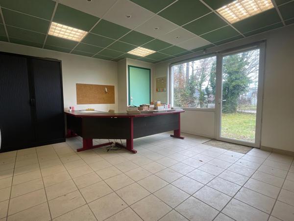 ENTREPÔT AVEC TERRAIN CONSTRUCTIBLE EN ZONE ARTISANALE – CESSIEU (38110)