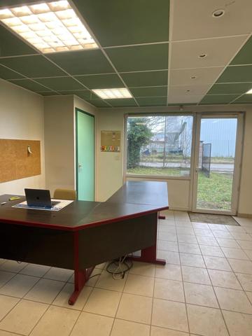 ENTREPÔT AVEC TERRAIN CONSTRUCTIBLE EN ZONE ARTISANALE – CESSIEU (38110)